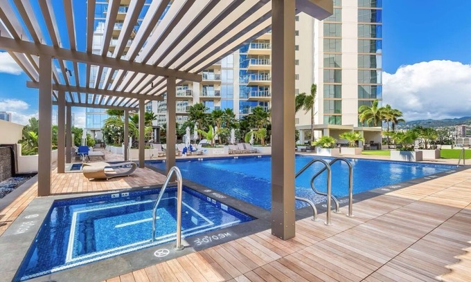 Ala Moana Condo | New Luxurious condo in Ala Moana, High Floor overlooking the Ocean and Mountains