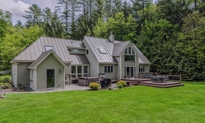 Quechee House | New! Luxurious Escape, Hot Tub - Quechee Meadows