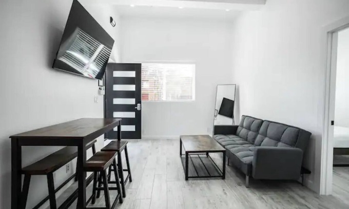 Sherman Oaks Apartment | New Luxurious One Bedroom One Bathroom Guest Suite