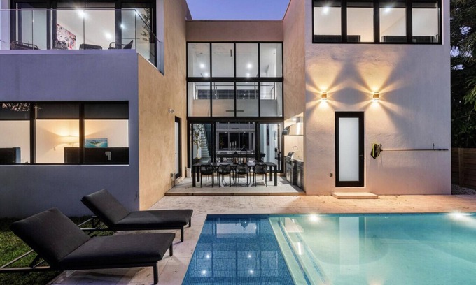 West Little Havana House | NEW luxury 5BR Villa with Private Pool, Billiards, PingPong, Grill & More!