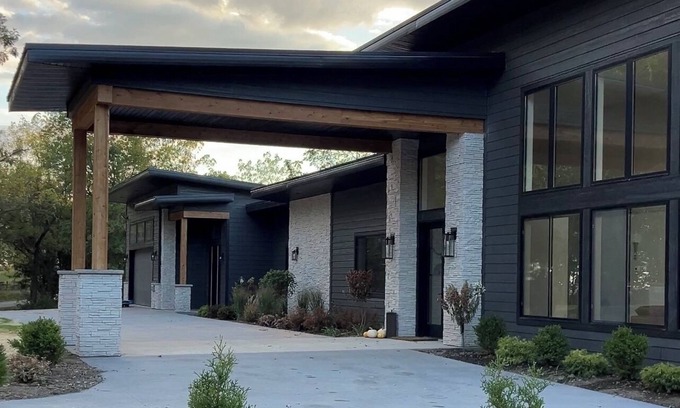 Elizabeth Cabin | New luxury lodge, 10mile views, on ranch next to Galena Territory, pool, animals