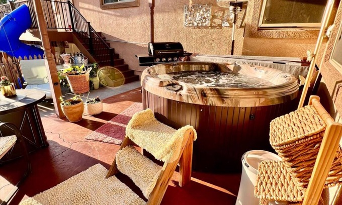 Village Seven House | New Luxury Primary Suite-TWO King Beds-Wraparound Deck-Mountain Views-Hot Tub