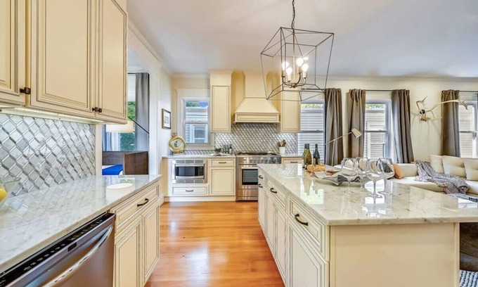 Forest Hills - Woodbourne Condo | New Luxury Renovation | near T