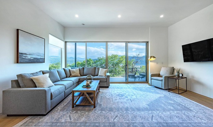 Hood River House | NEW Luxury Townhouse, River View, Steps to Downtown!