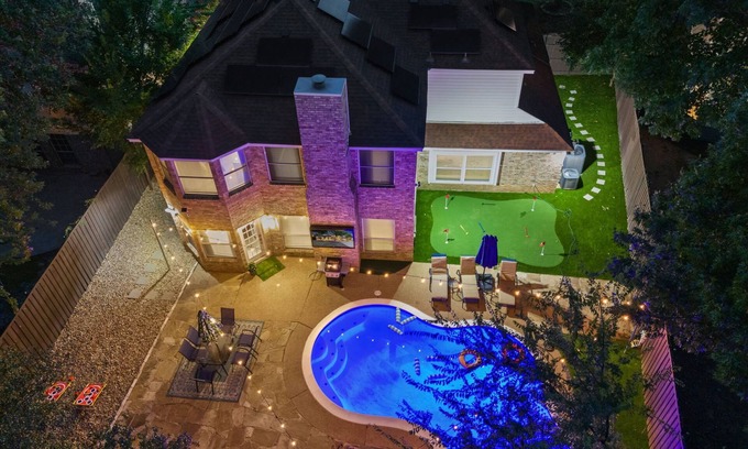 Flower Mound House | NEW Luxury - Two King Beds, Heated Pool, Grill & 1Gbps WiFi.