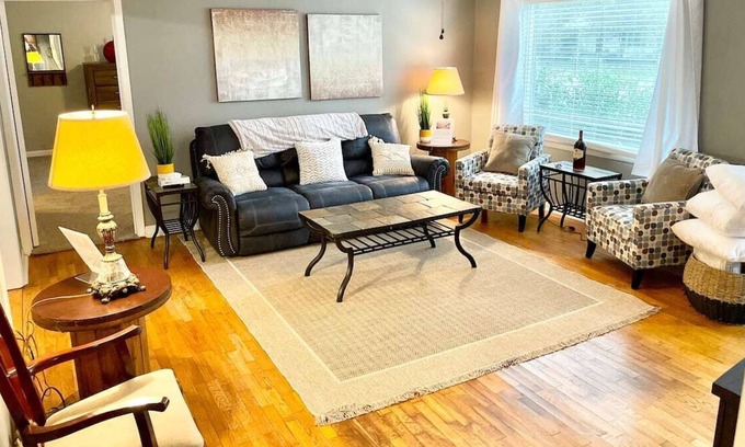 New Madrid House | New Madrid - Marston Homestead. COZY 12 Bed Home.