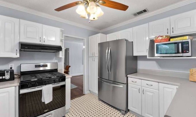 Mobile House | NEW Midtown 5 BD 4 BA | Sleeps 24 | Mardi Gras