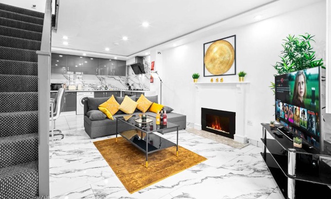 Bordesley Apartment | New Modern 2 Bedroom House By Azura Nights