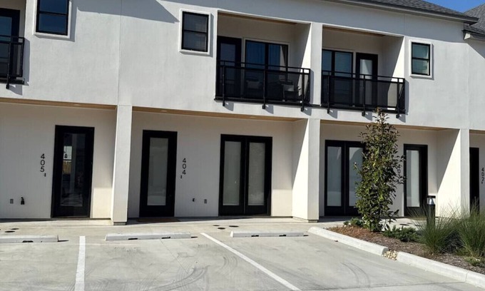 Lafayette House | New/Modern 3B/2.5Bt Townhome in the Heart of Town