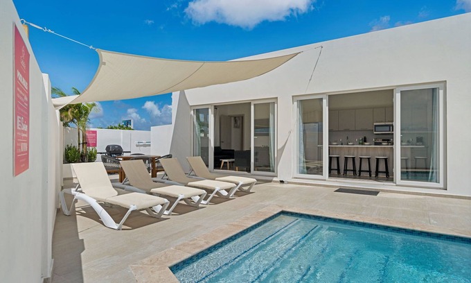 Papaya House | NEW Modern 3BR! Private pool! BBQ grill!