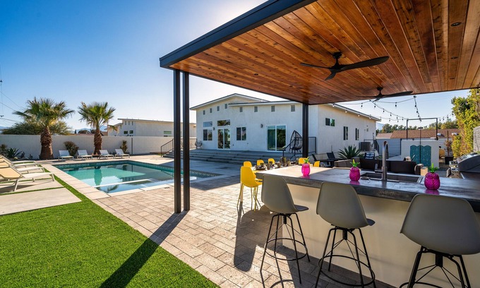 Desert Hot Springs House | New* Modern 4B/3B | Hot Tub, Pool | 2 suites + king beds| EV charger