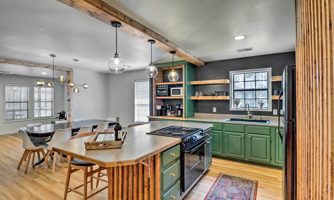Higden Cabin | NEW! Modern Greers Ferry Escape w/ Deck & Fire Pit