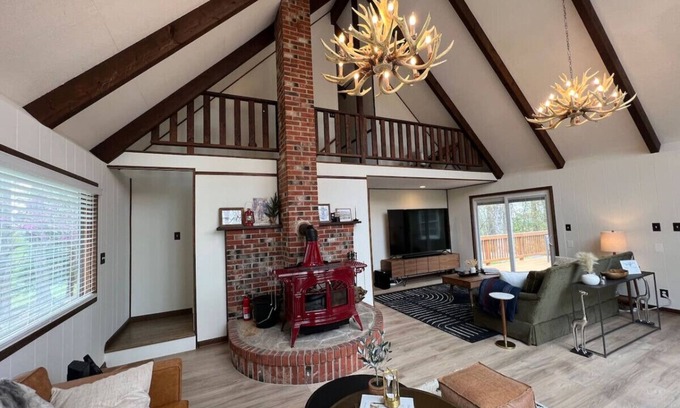 Chester Gap Apartment | New - Modern Mountain Retreat w/Hot tub and view!