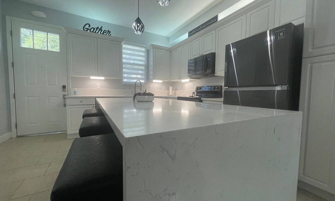 Magic Landings House | New Modern Relaxing TH, w/Pool & Close to Disney Parks