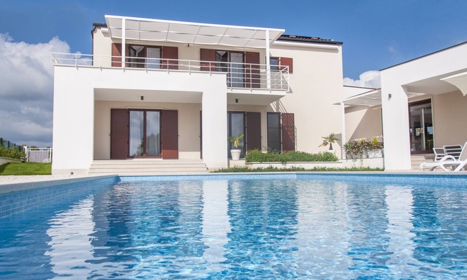 Svetvincenat Villa | New Modern Villa with large private swimming pool in quiet area