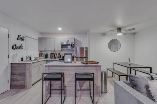 Neartown Apartment | NEW Montrose Gem! Central to Museum District & Downtown Houston