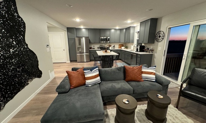 Cedar Falls House | NEW Near UNI Modern Spotless Townhome