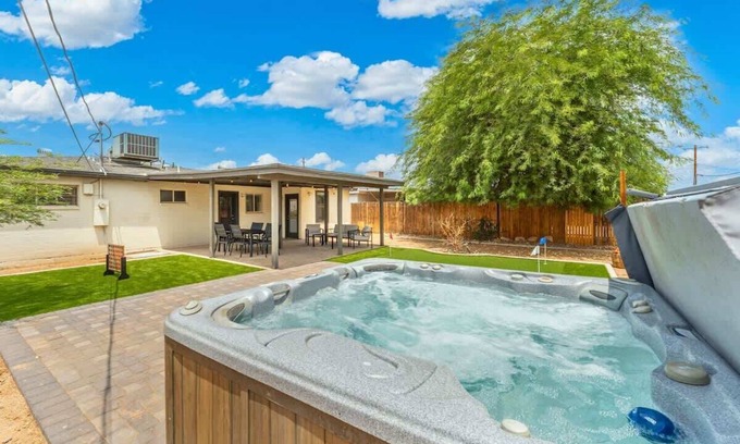 North Mountain House | *NEW* Oasis Retreat! Hot Tub Mini Golf Volleyball!