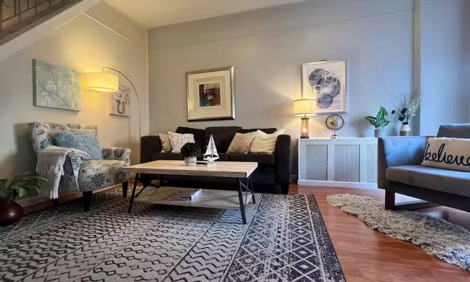 South Baltimore House | NEW ON VRBO ★ Fed Hill★Family★ 3BR 2BA★2 Parkings★Full Kitch★Walk score 92