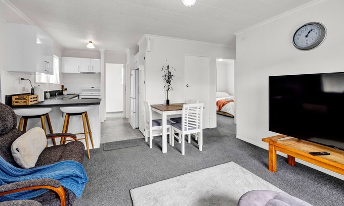 New Plymouth House | New Plymouth Unit: City, Beach, Port & Rock Nearby