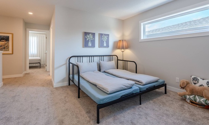 Keith House | NEW! Pond View! stunning luxury stay & Central AC & Sleep 8