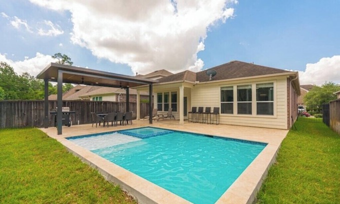 Indian Springs House | New POOL & SPA + Pergola & BBQ modern 1 story home