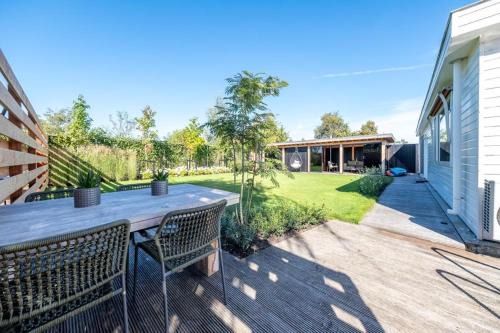 Vinkeveen Ski Chalet | New- Private Cosy Houseboat, on a lake near Amsterdam