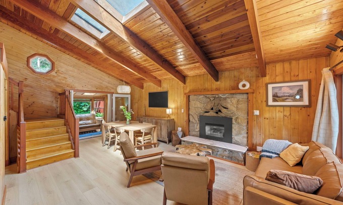 Ashford Cabin | New Rainier Forest Lodge w/Hot Tub-Fireplace-EV-WiFi