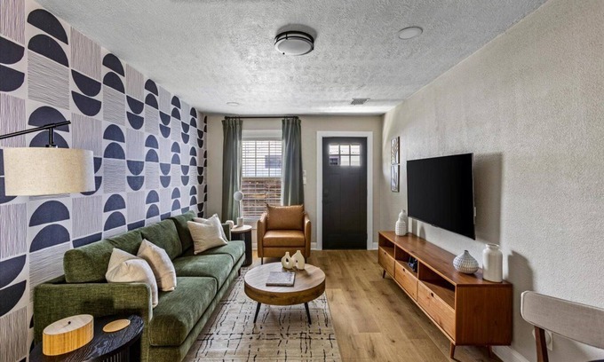 South Central Houston House | NEW- Remodeled/Chic/Downtown/MedCenter/Conference