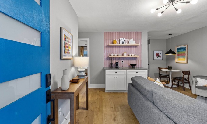 Washington Ave./ Memorial Park House | NEW Remodeled Heights Luxury/High End/King Bed/Walk to Trail/Sleeps 4