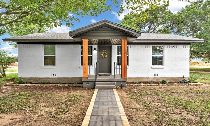 Waco Cottage | New-Rock Creek Cottage ~ Cozy & Countryside, 12 miles from Magnolia