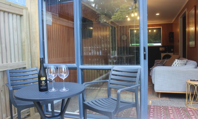 Athenree Cottage | New Romantic Retreat - 6 minutes to Waihi Beach