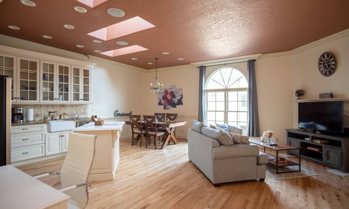 East End House | NEW* Sammy's Place! Clean, Comfy, Stylish & Peaceful - Entire East End Townhouse