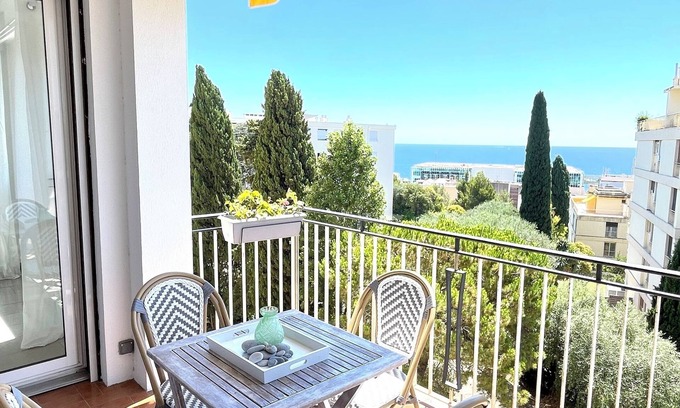 Les Baumettes Apartment | NEW SEA VIEW FLAT just 5m FROM THE BEACH & AIRPORT TRAMWAY.