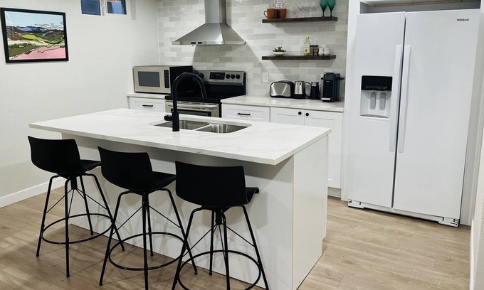 Edgewater House | NEW spacious 1 Bedroom suite near Sloan's Lake