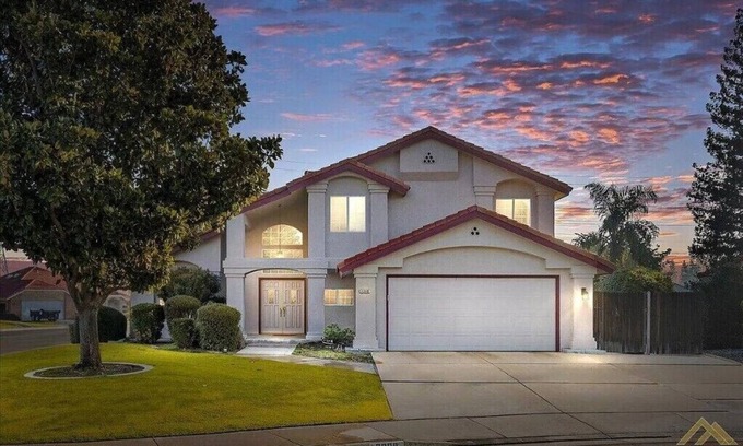 Greenacres House | New! Spacious 3K sq ft 4BD/3Bath + Pool