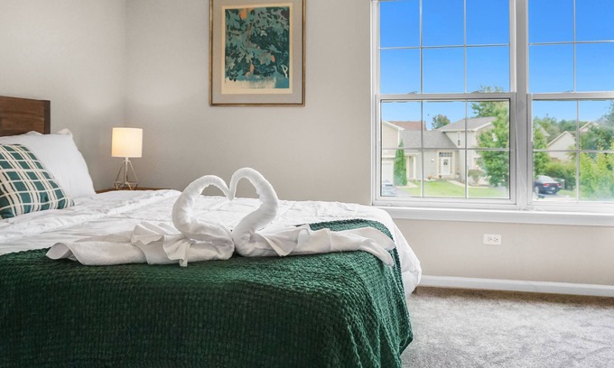 Fox Valley House | NEW Spacious and Comfy Duplex - 55" & 50" Smart TVs, Workspace, Cul-de-sac