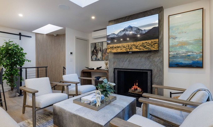Aspen Condo | New Stunning 3BR, 3BA Steps from Gondola with AC!