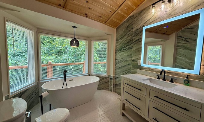 Kodak House | NEW! STUNNING Lakefront Treehouse in Kodak! 3BR~4BA~MASSIVE Game Room & HT!