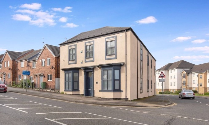 Stockton-on-Tees Apartment | NEW! Stylish 5-Bed Flat in Thornaby, Big groups!