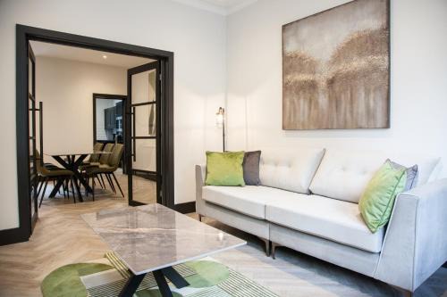 Manchester Apartment | New! Stylish & Modern Home With Free Parking! Book Now!