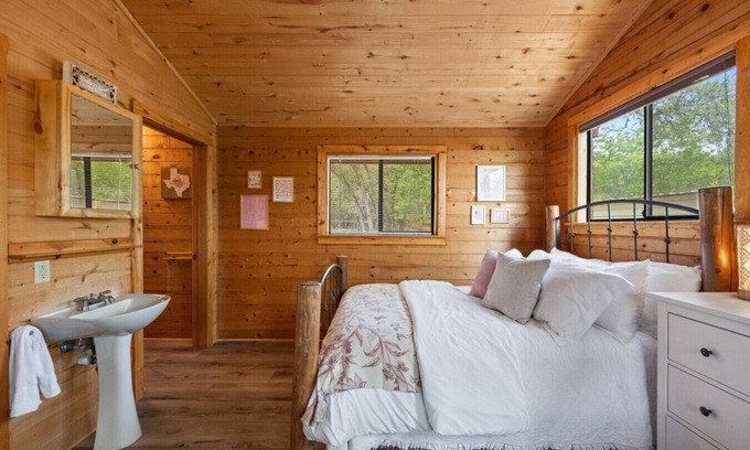 Spicewood Cabin | *NEW Sunrise Lodge - Dawn Suites | Lake Views