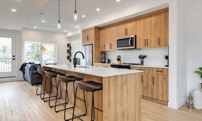 Shaganappi House | New SW 3BDR Pet friendly 17 Ave | DT | Groceries