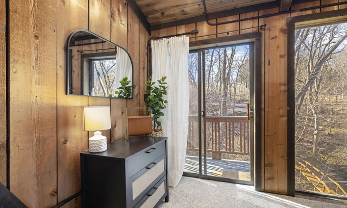 Highlandville Cabin | NEW! Treehouse in The Ozarks w/Hot Tub