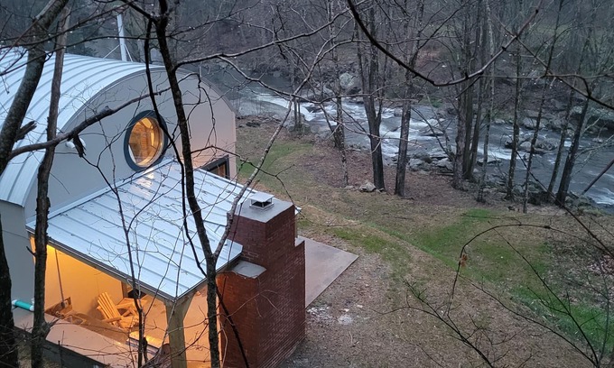 Elk Park Cottage | New Upscale Hobbit Retreat w/outdoor Kitchen on Elk River 4 miles to Banner Elk