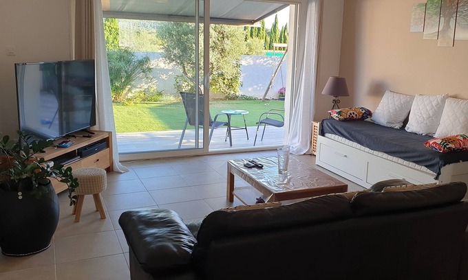 La Fare-les-Oliviers House | New villa with private pool near Aix en Provence
