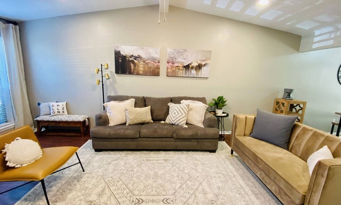 Tyler House | *New* Welcome to the Cheerful 2 Bedroom Duplex