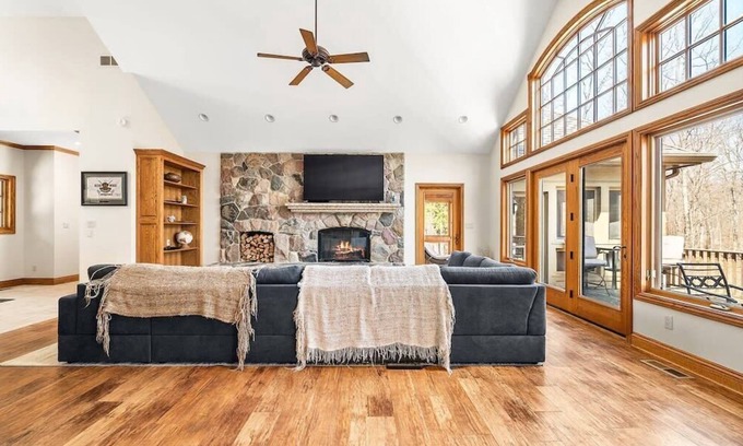 Traverse City House | New Wine Country Cabin *Sleeps 10*