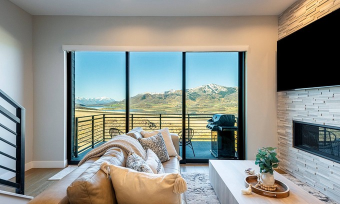 Hideout House | New with Gorgeous Views, Wi-fi & Private Hot Tub + Pet-friendly!