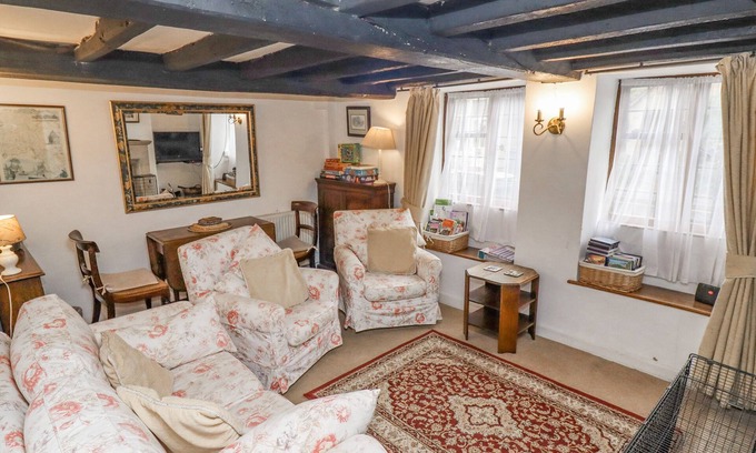 Bourton Cottage | NEWBURY COTTAGE, pet friendly, with open fire in Bourton-On-The-Water